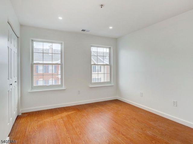 42 Krueger Ct, Newark City, NJ 07103