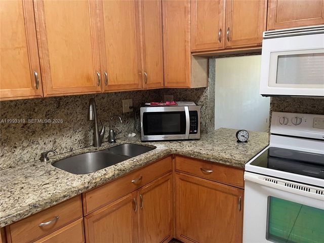2300 Park Lane 208, Hollywood, FL 33021