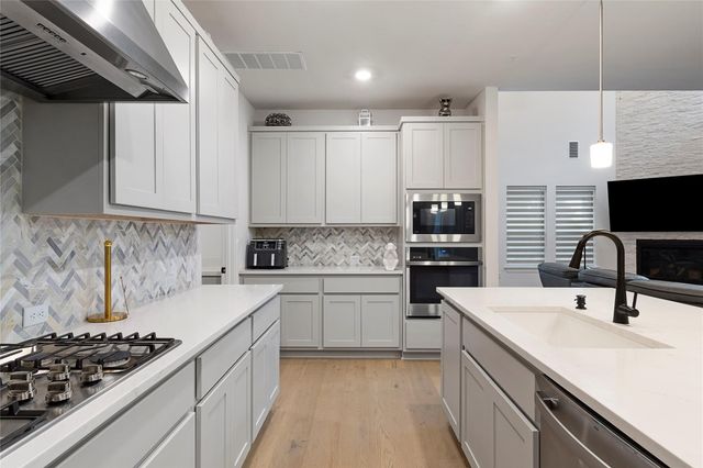 682 Two Creeks LN, Austin, TX 78737