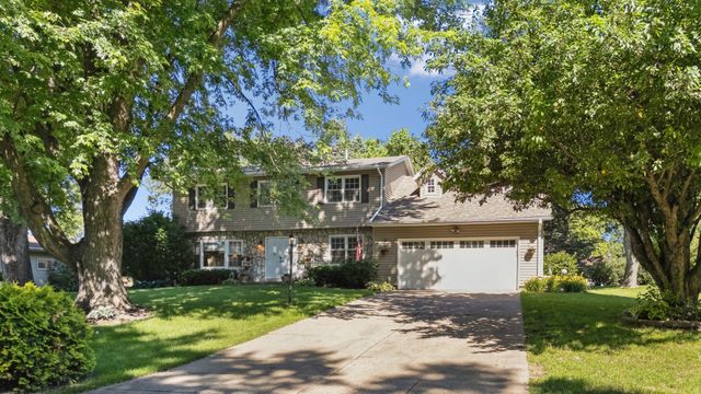 4340 Edwards Court, Davenport, IA 52807