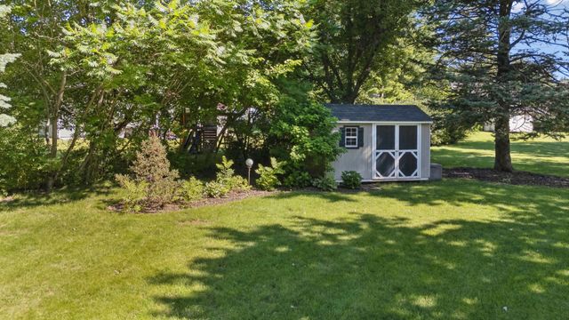 4340 Edwards Court, Davenport, IA 52807