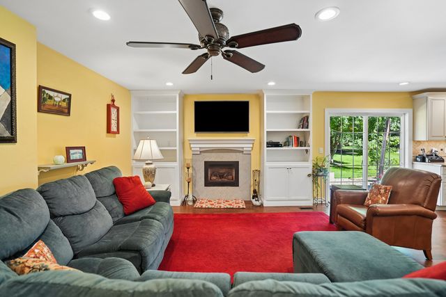 4340 Edwards Court, Davenport, IA 52807