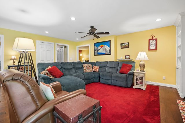 4340 Edwards Court, Davenport, IA 52807