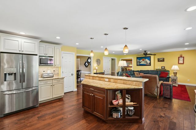 4340 Edwards Court, Davenport, IA 52807