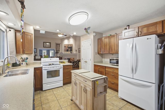 7353 Brackenwood Circle S, Indianapolis, IN 46260