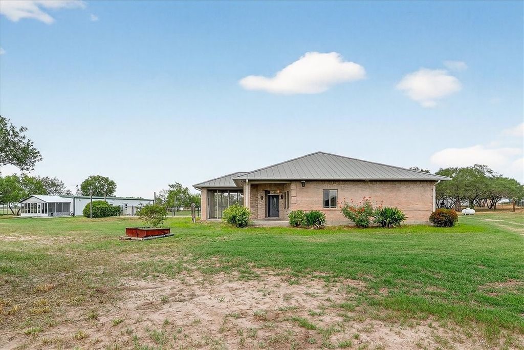 5593 WESTLAKE Dr, Sandia, TX 78383