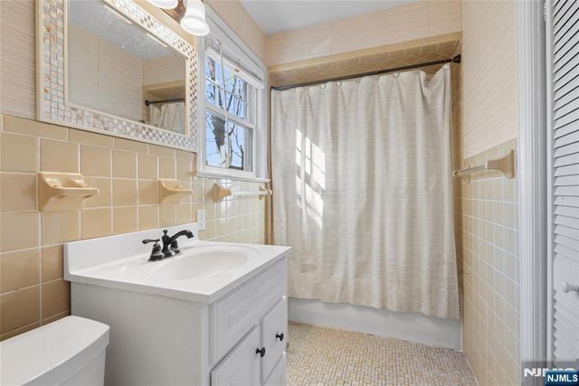 59 W Passaic Street, Maywood, NJ 07607