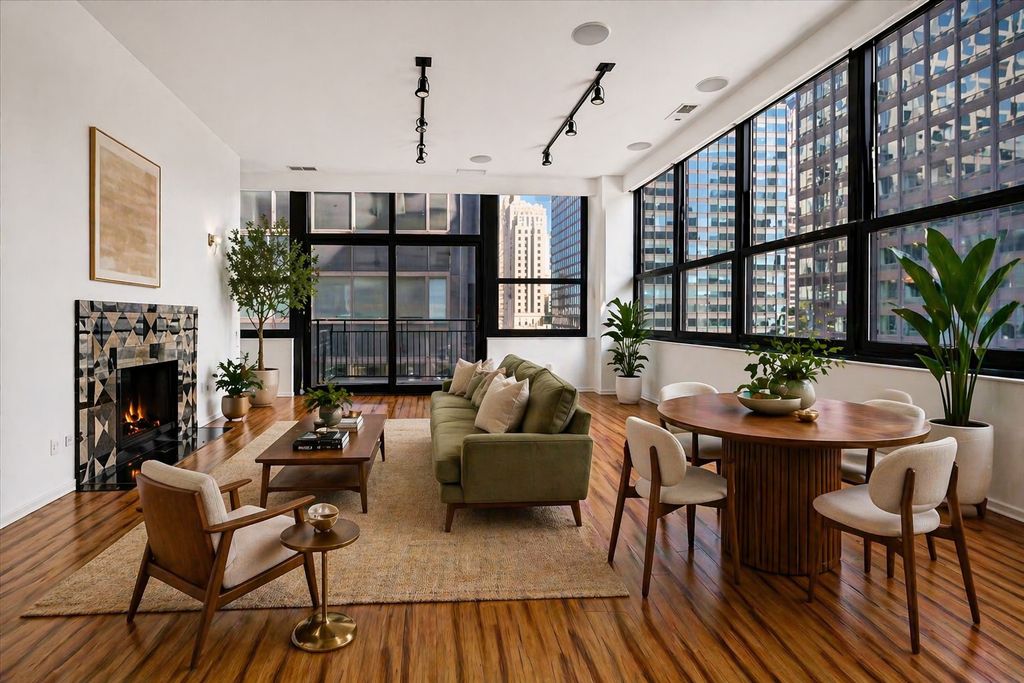 Image 2 of property listing at 130 S Canal Street 715, Chicago, IL 60606