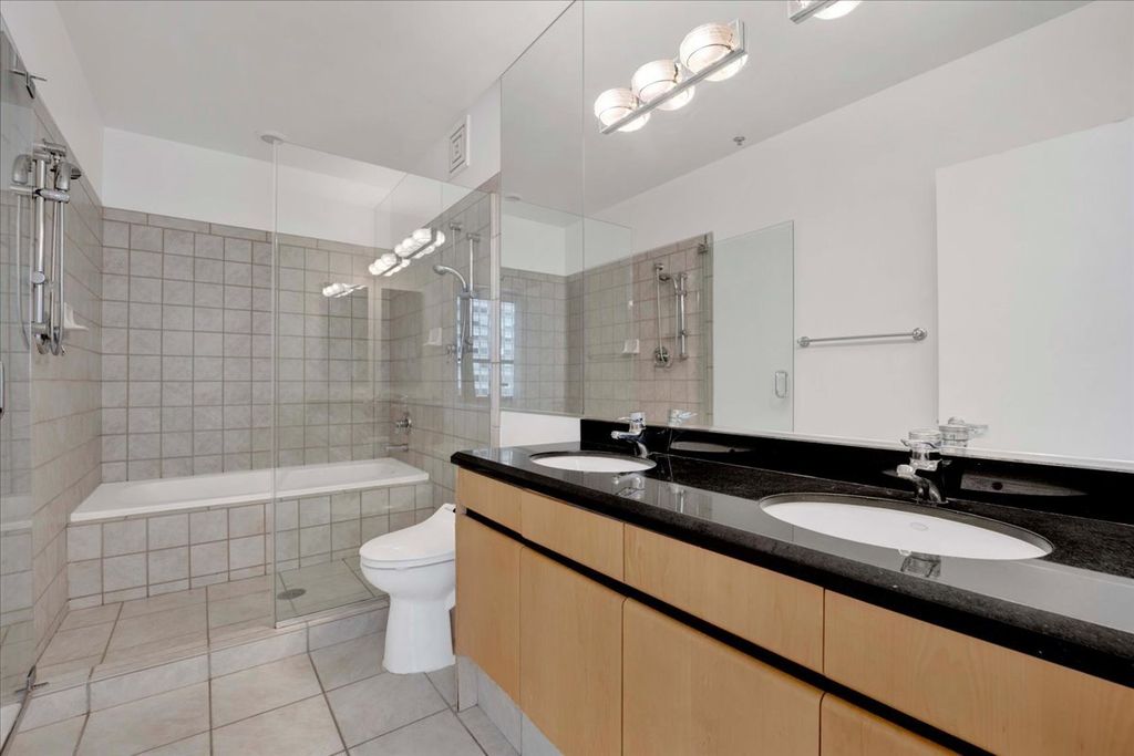 Image 12 of property listing at 130 S Canal Street 715, Chicago, IL 60606