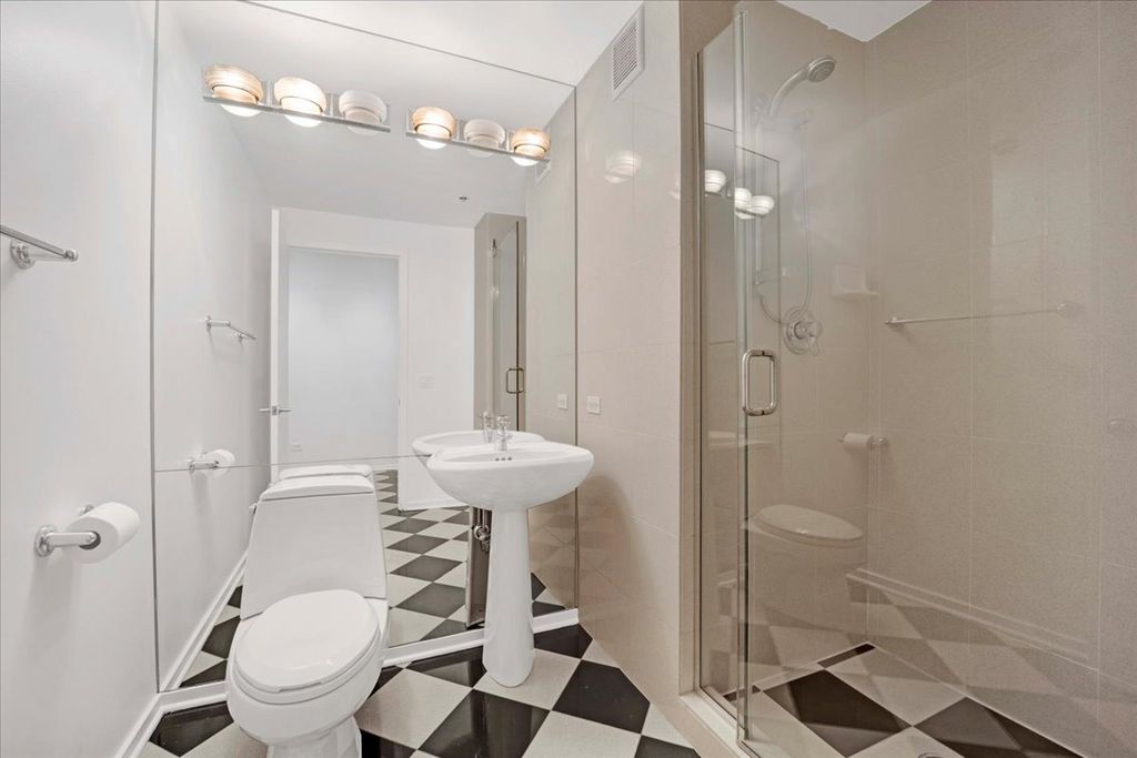 Image 15 of property listing at 130 S Canal Street 715, Chicago, IL 60606
