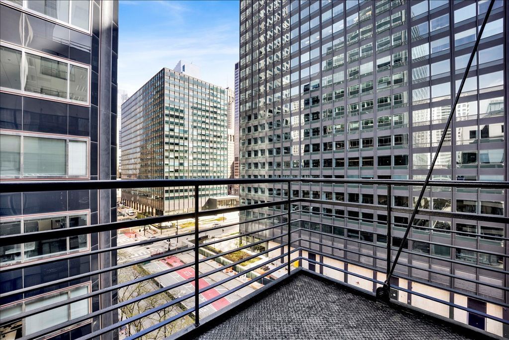 Image 19 of property listing at 130 S Canal Street 715, Chicago, IL 60606