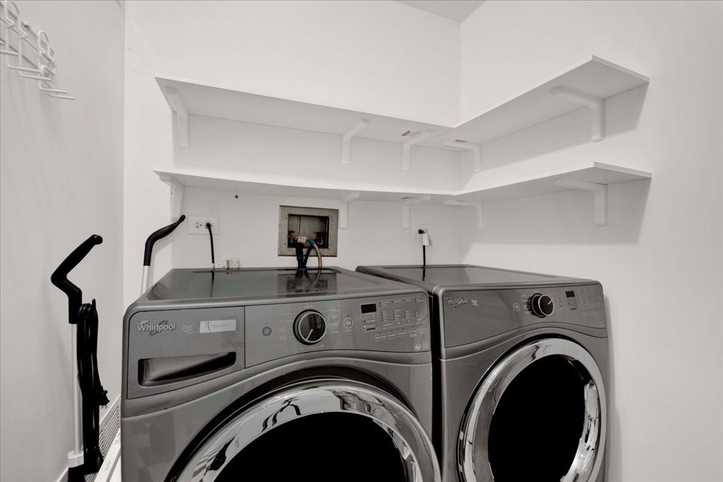 Image 21 of property listing at 130 S Canal Street 715, Chicago, IL 60606