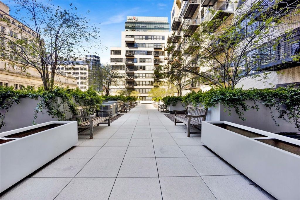 Image 24 of property listing at 130 S Canal Street 715, Chicago, IL 60606