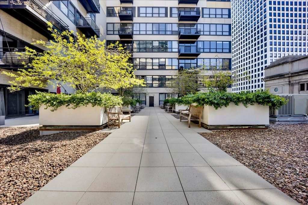 Image 25 of property listing at 130 S Canal Street 715, Chicago, IL 60606