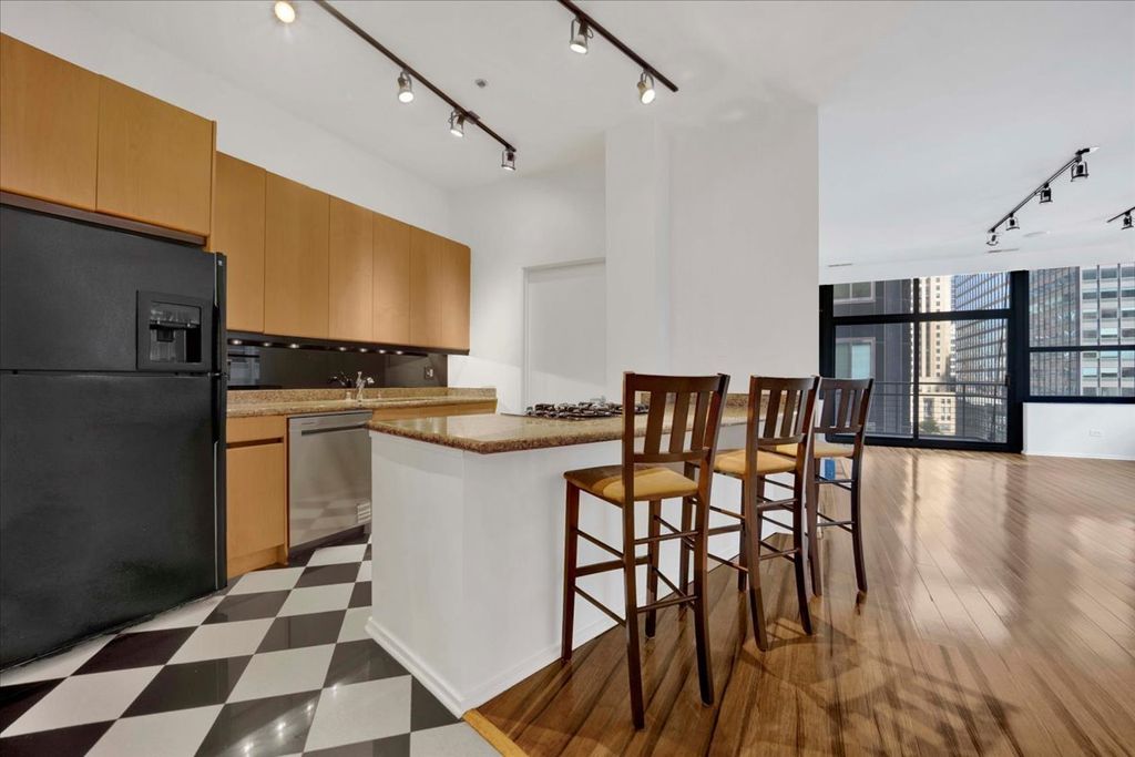 Image 6 of property listing at 130 S Canal Street 715, Chicago, IL 60606