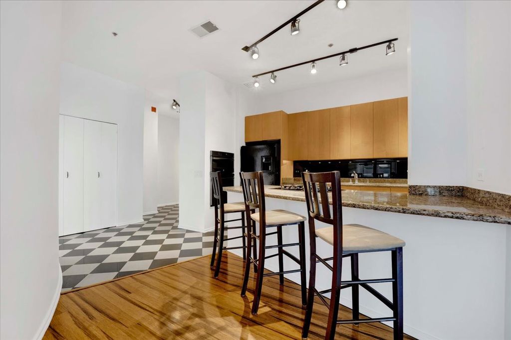 Image 7 of property listing at 130 S Canal Street 715, Chicago, IL 60606