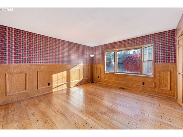 8635 Nw ASH St, Portland, OR 97229