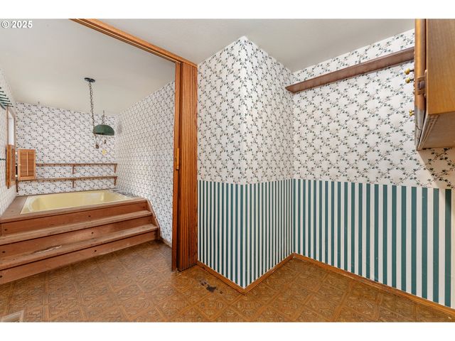 8635 Nw ASH St, Portland, OR 97229