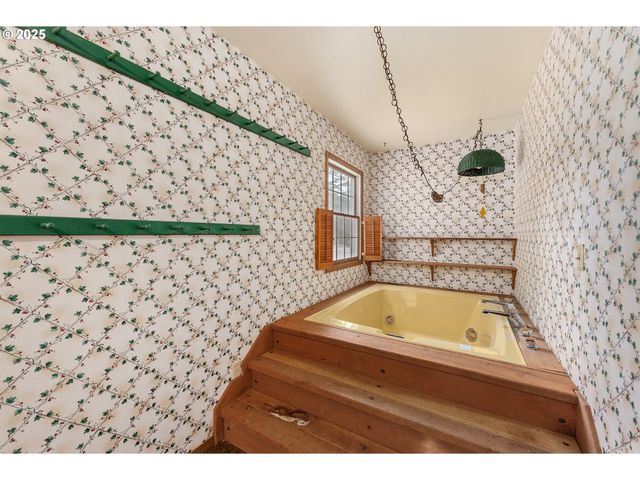 8635 Nw ASH St, Portland, OR 97229