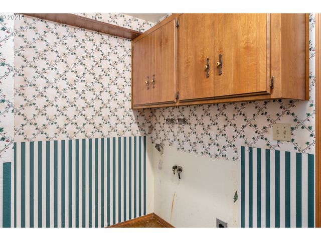 8635 Nw ASH St, Portland, OR 97229