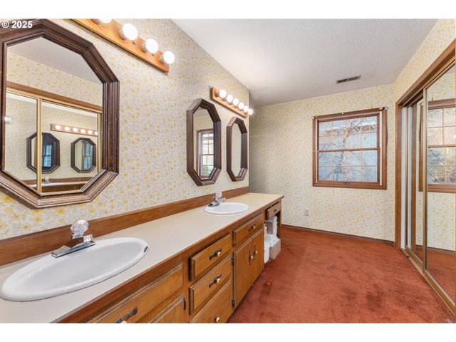 8635 Nw ASH St, Portland, OR 97229