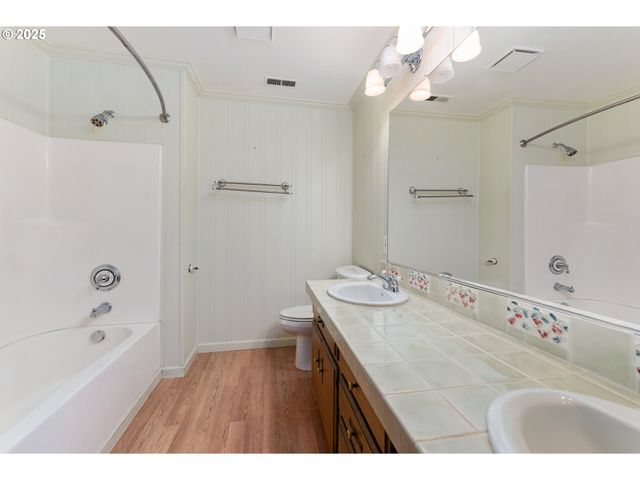 8635 Nw ASH St, Portland, OR 97229