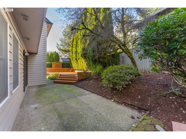 8635 Nw ASH St, Portland, OR 97229