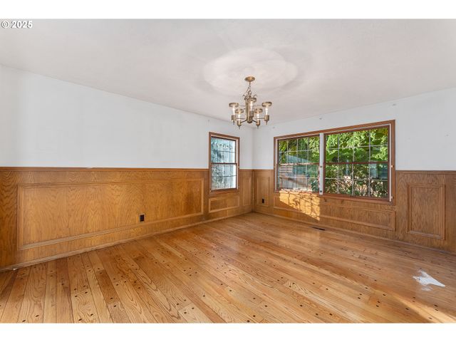 8635 Nw ASH St, Portland, OR 97229