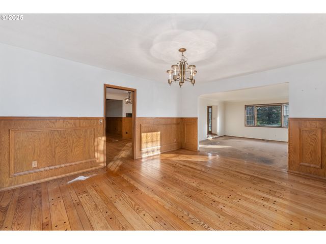 8635 Nw ASH St, Portland, OR 97229