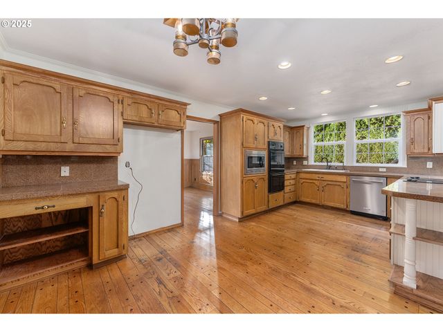 8635 Nw ASH St, Portland, OR 97229