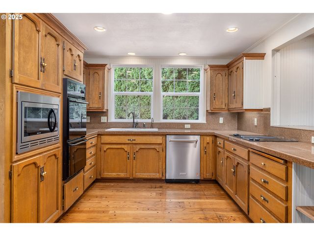 8635 Nw ASH St, Portland, OR 97229