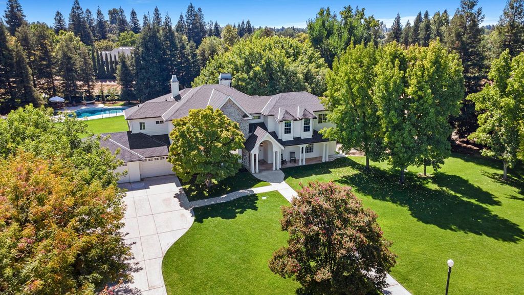 Image 1 of property listing at 5687 E Province Avenue, Clovis, CA 93619