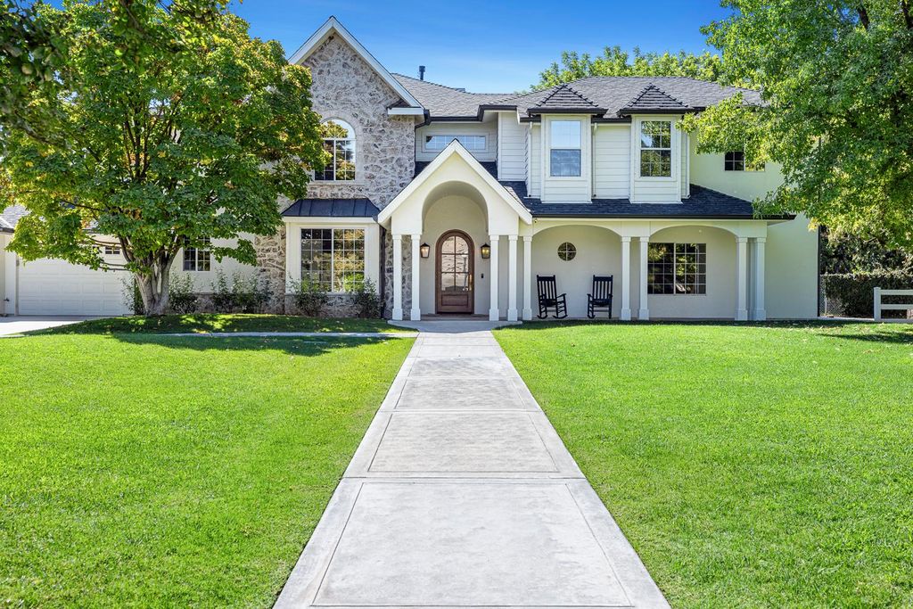 Image 2 of property listing at 5687 E Province Avenue, Clovis, CA 93619