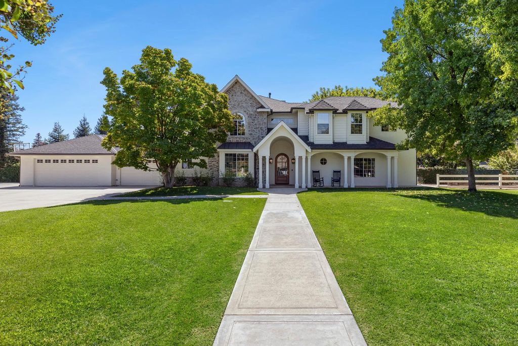 Image 3 of property listing at 5687 E Province Avenue, Clovis, CA 93619