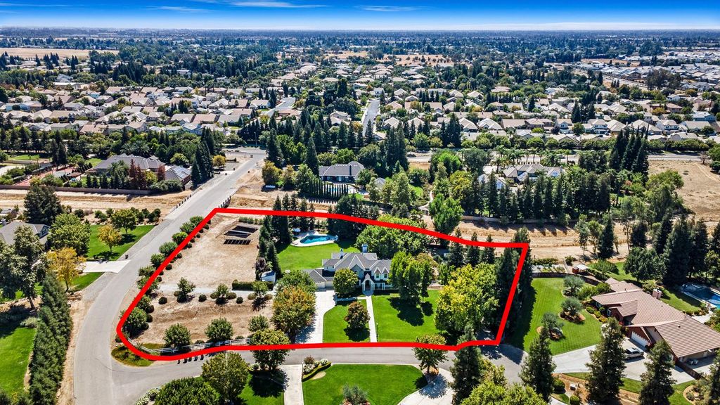 Image 4 of property listing at 5687 E Province Avenue, Clovis, CA 93619