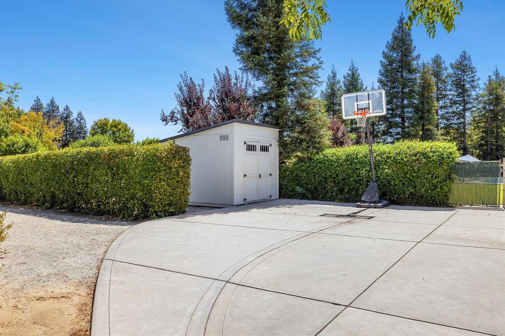 Image 68 of property listing at 5687 E Province Avenue, Clovis, CA 93619
