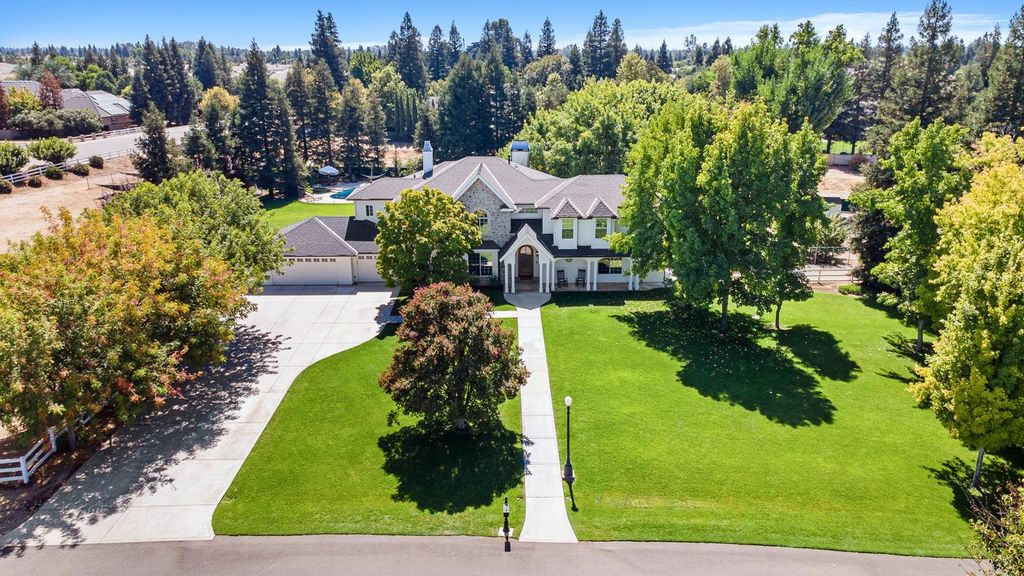 Image 69 of property listing at 5687 E Province Avenue, Clovis, CA 93619