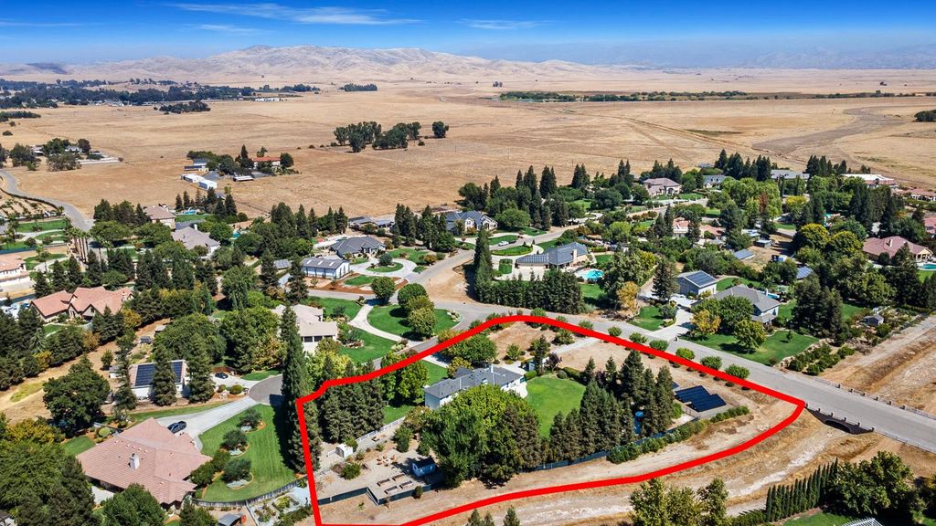 Image 71 of property listing at 5687 E Province Avenue, Clovis, CA 93619