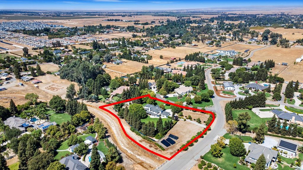 Image 72 of property listing at 5687 E Province Avenue, Clovis, CA 93619