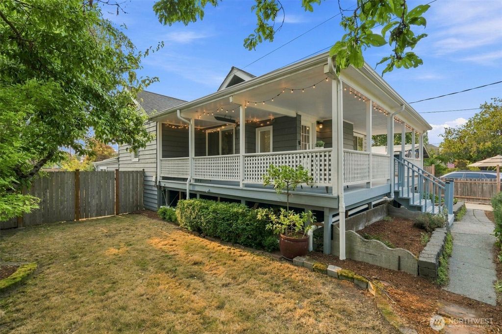 8121 11th Avenue SW, Seattle, WA 98106