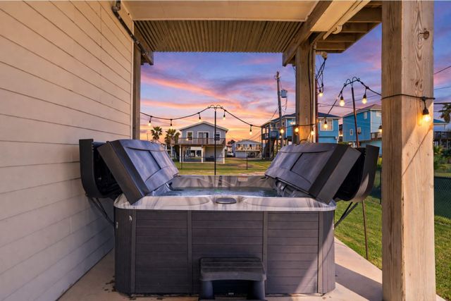 16522 John Silver Road, Galveston, TX 77554