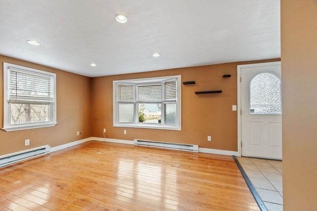 5 Hollis St, Saugus, MA 01906