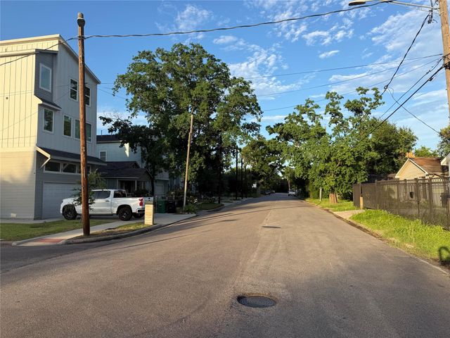 1410 E 33rd Street, Houston, TX 77022
