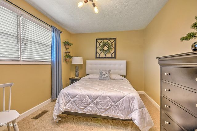 1825 Pinebrook Drive, Kingsport, TN 37660