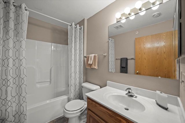 4901 W Maple Leaf CIRCLE, Greenfield, WI 53220