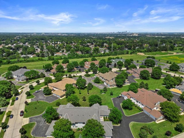 4901 W Maple Leaf CIRCLE, Greenfield, WI 53220