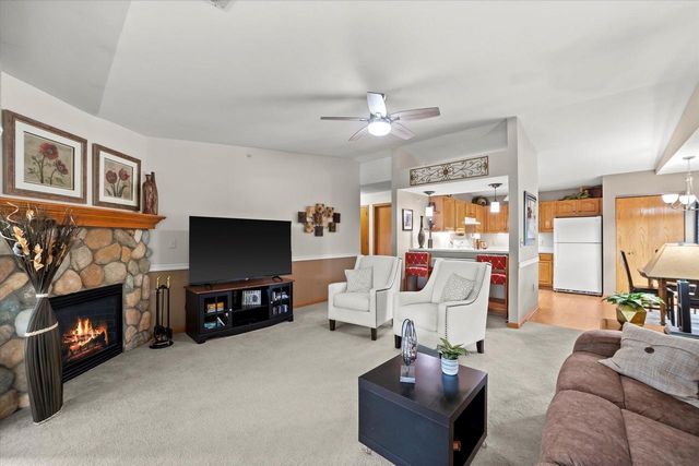 4901 W Maple Leaf CIRCLE, Greenfield, WI 53220
