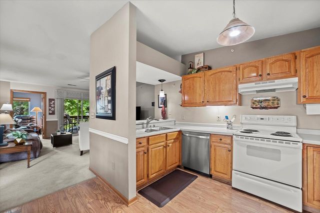 4901 W Maple Leaf CIRCLE, Greenfield, WI 53220