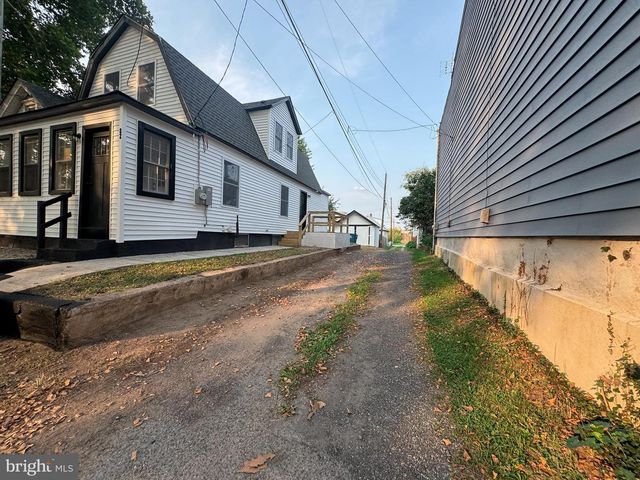 82 CENTRAL AVE, Morrisville, PA 19067