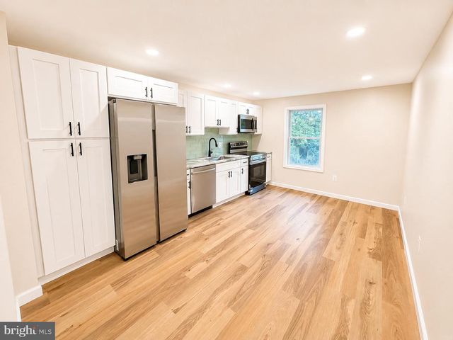 82 CENTRAL AVE, Morrisville, PA 19067